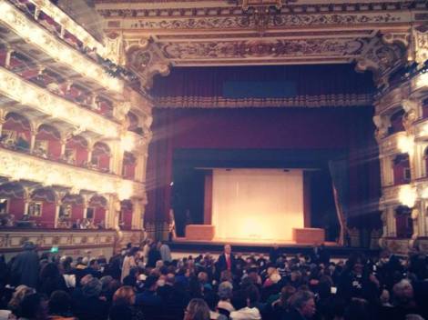 La sala gremita del Teatro Petruzzelli di Bari attende l'inizio di Iliade (foto di Luca Contini)